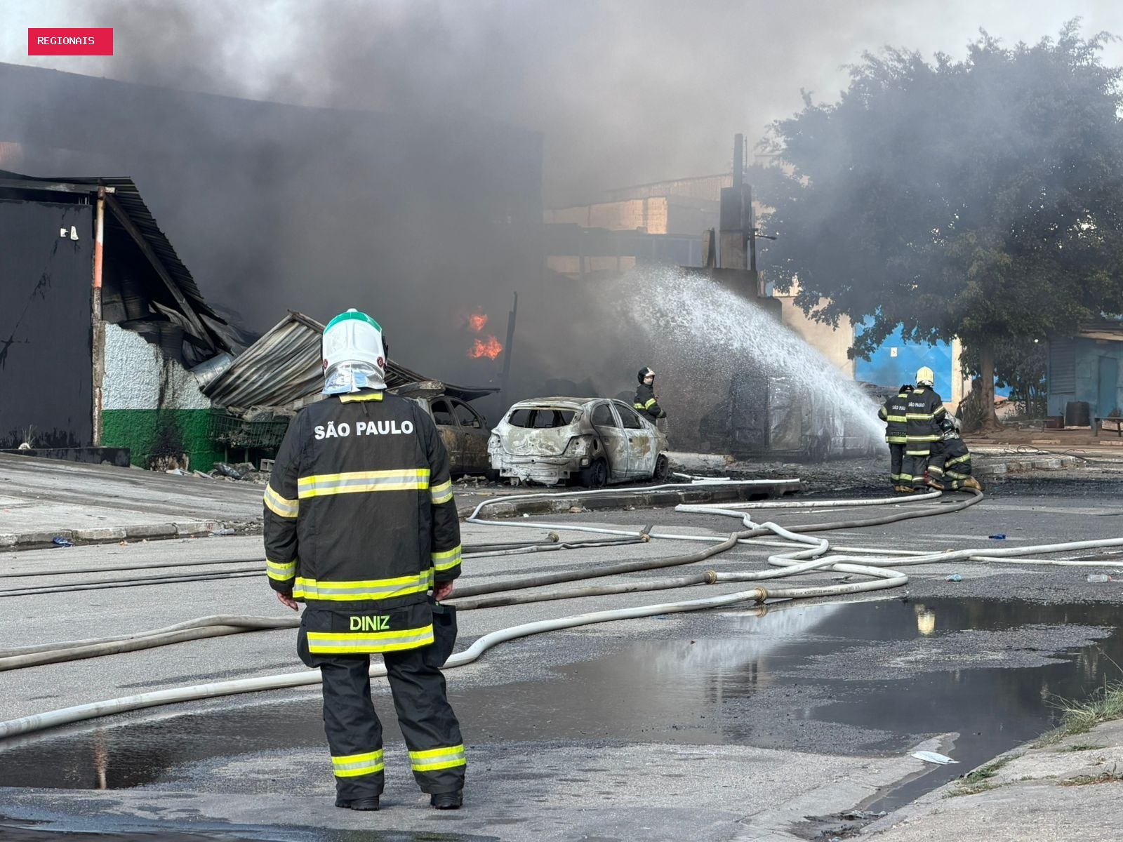 Incêndio atinge fábrica de tintas em avenida de Cumbica, em Guarulhos