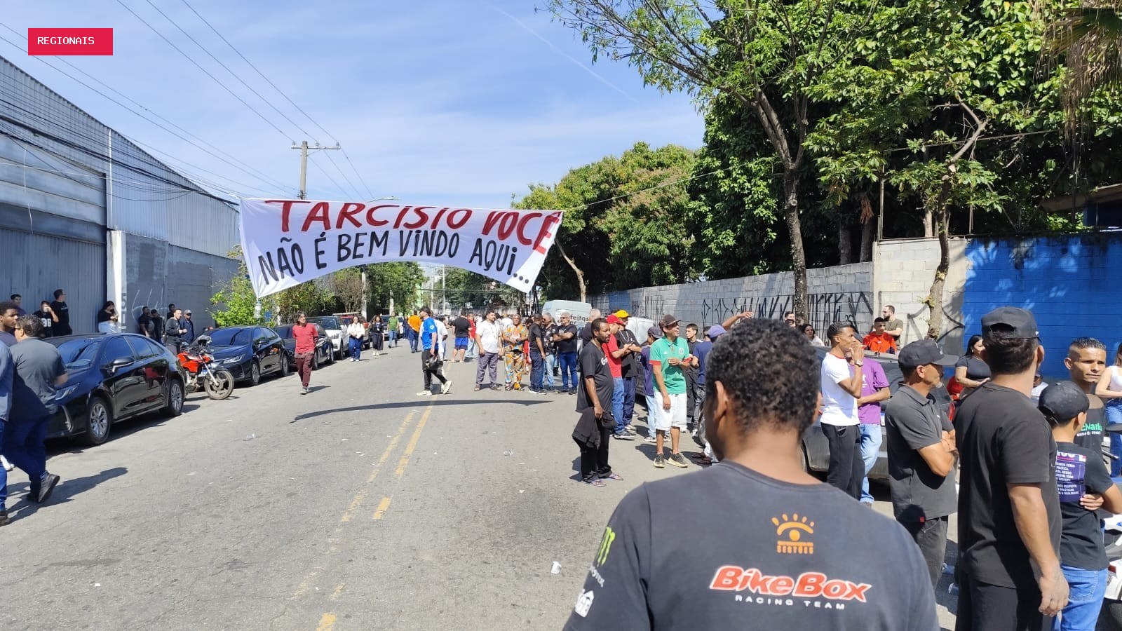 Manifestantes protestam contra Tarcísio na porta de clube do Sindicato dos Metalúrgicos de Osasco