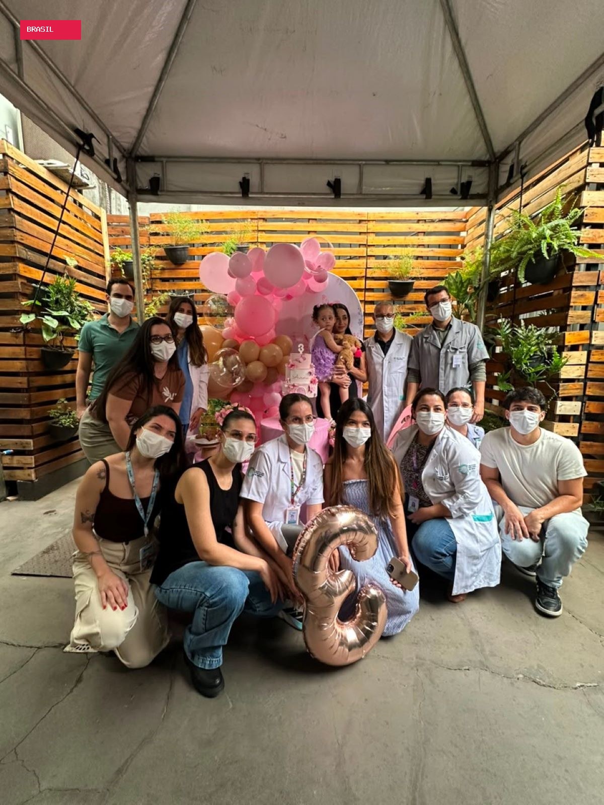 Menina que vive em hospital desde o nascimento ganha festa de aniversário em Divinópolis