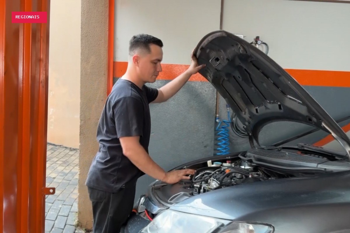 Mecânico paranaense que perdeu a visão na infância usa tato, audição e tecnologia para consertar carros