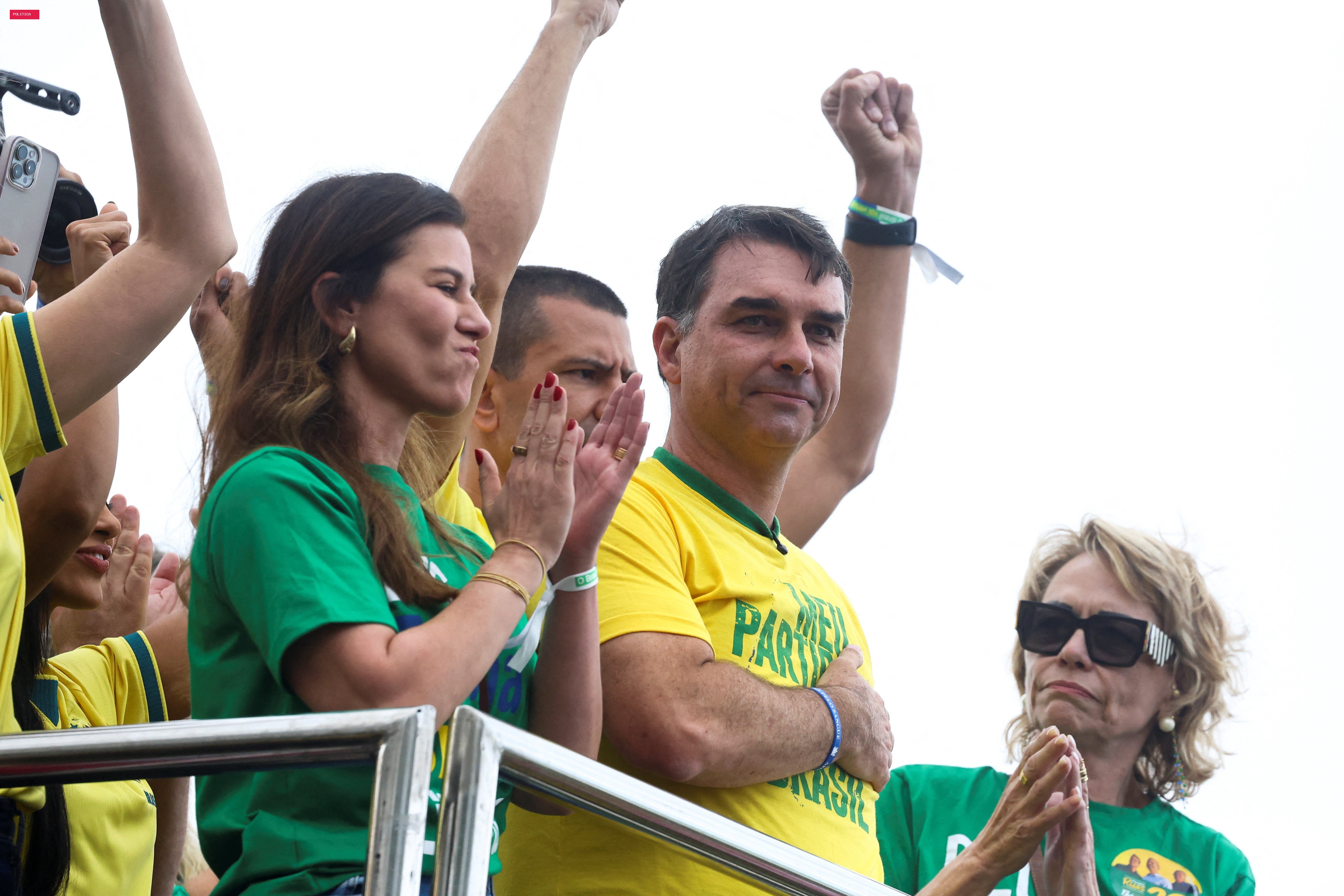 Em 1º discurso de campanha, Flávio Bolsonaro promete ‘tesouraço’, homenageia Jair e critica Lula
