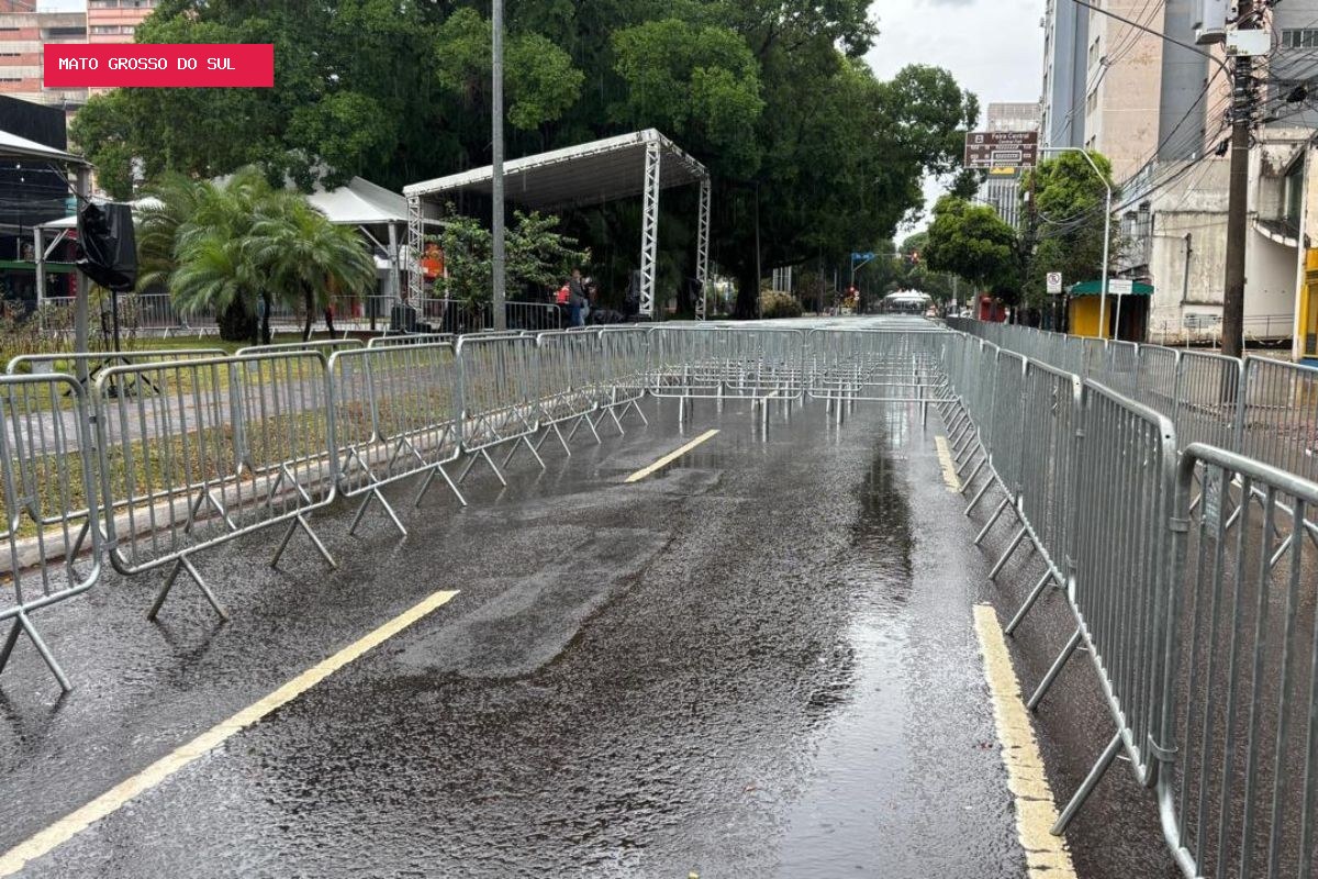 Chuva cancela desfile de aniversário de Campo Grande, mas bolo é mantido