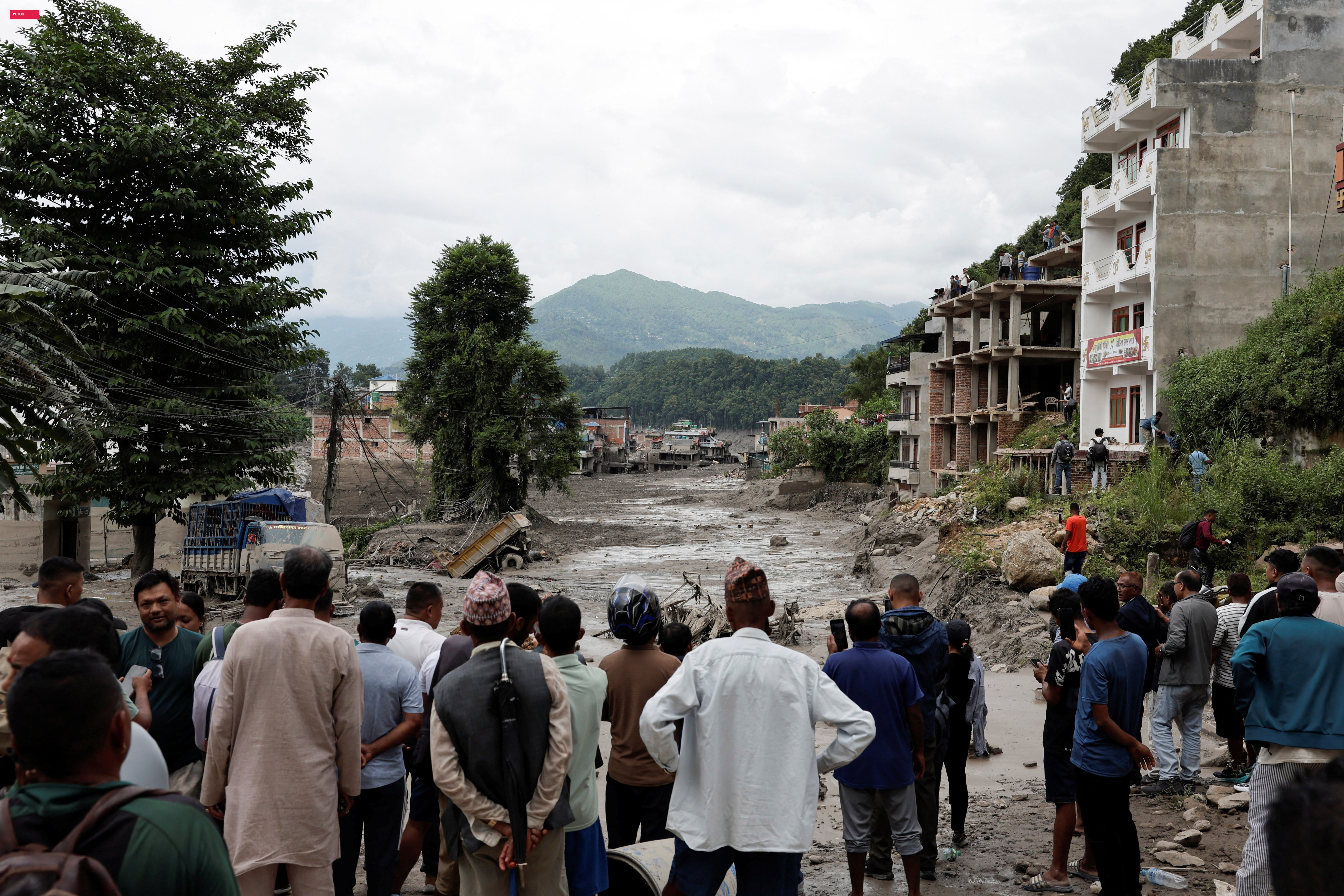 'Salvo por uma mangueira': sobreviventes relatam como escaparam da avalanche devastadora no Nepal