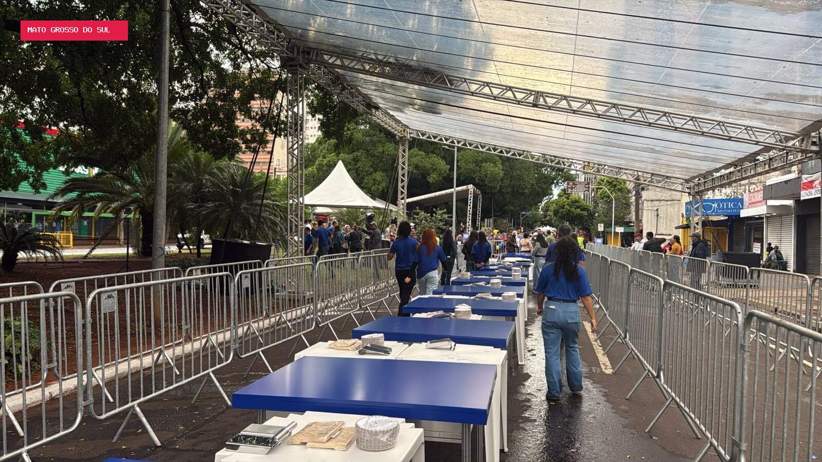 Tenda de 45 metros protege bolo gigante da chuva no aniversário da Capital