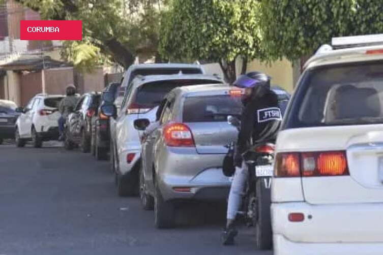 Do lado boliviano da fronteira, motoristas enfrentam filas por combustível