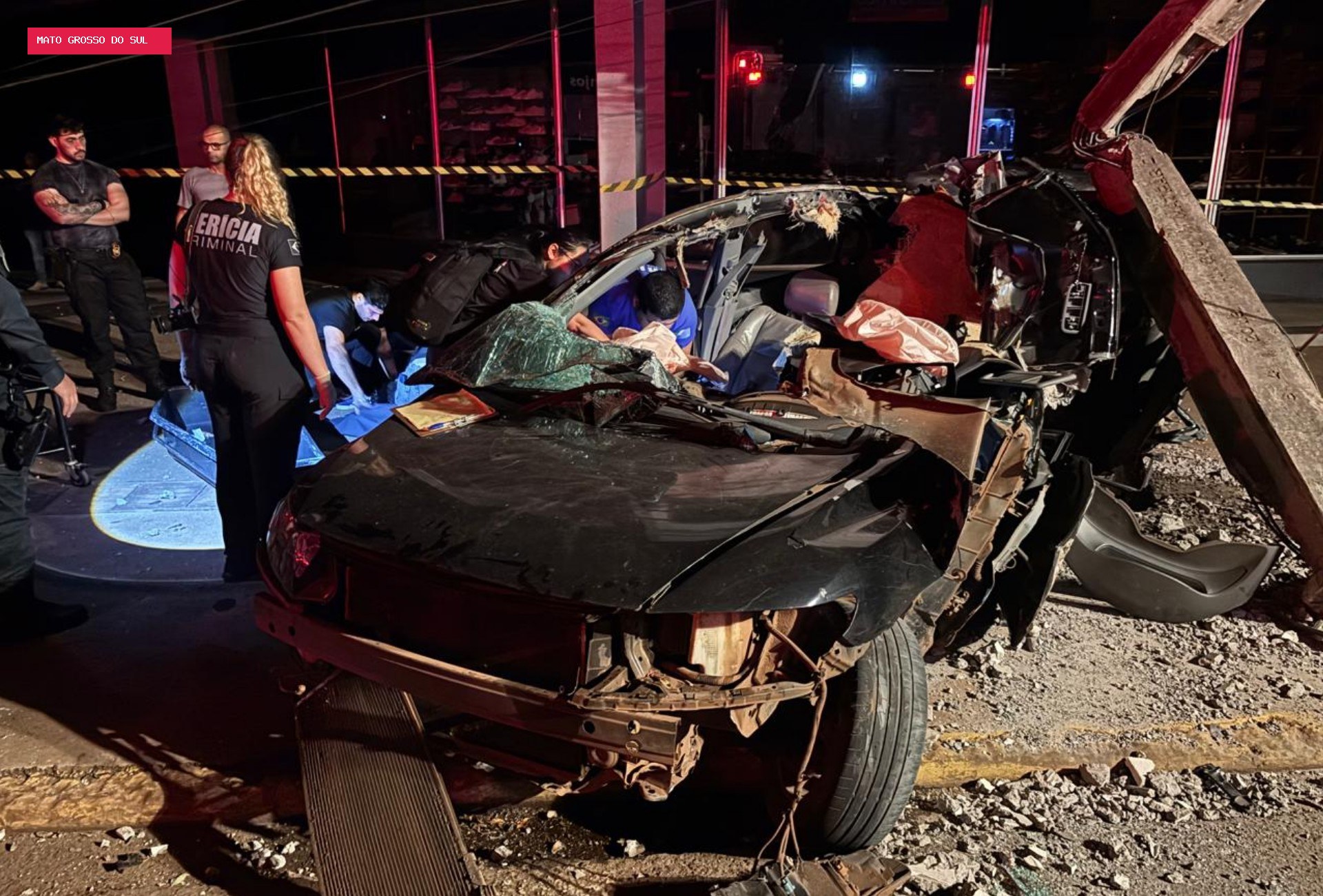 Batida em alta velocidade destrói carro, parte poste ao meio e mata motorista