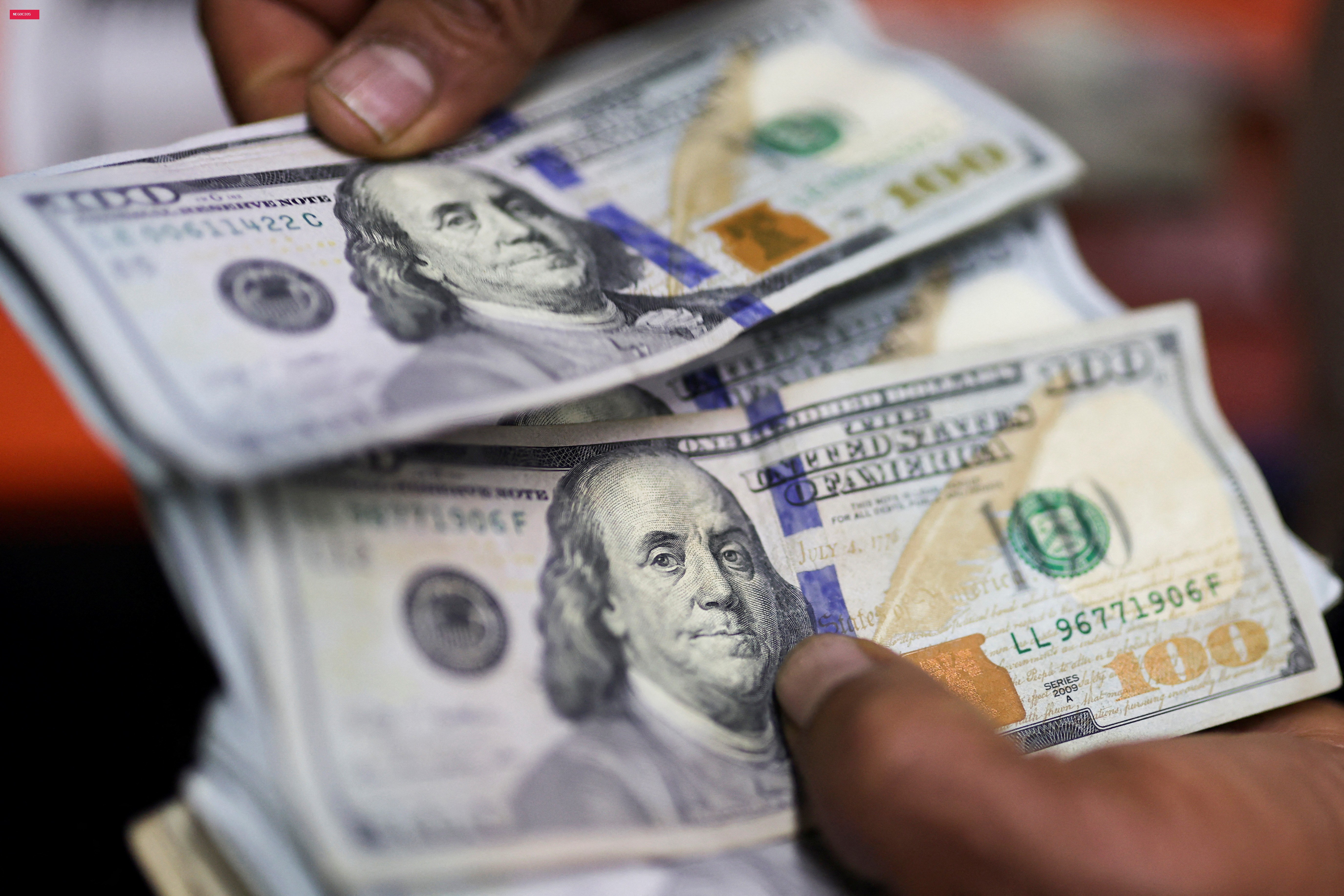 Dólar opera em alta e vai a R$ 5,23, de olho em dados dos EUA e à espera de nova pesquisa eleitoral
