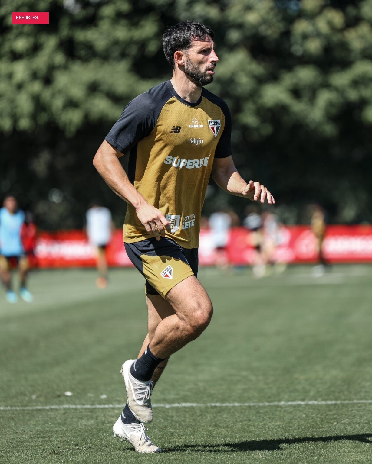 Calleri treina no gramado, e São Paulo faz trabalho tático para enfrentar o Bragantino