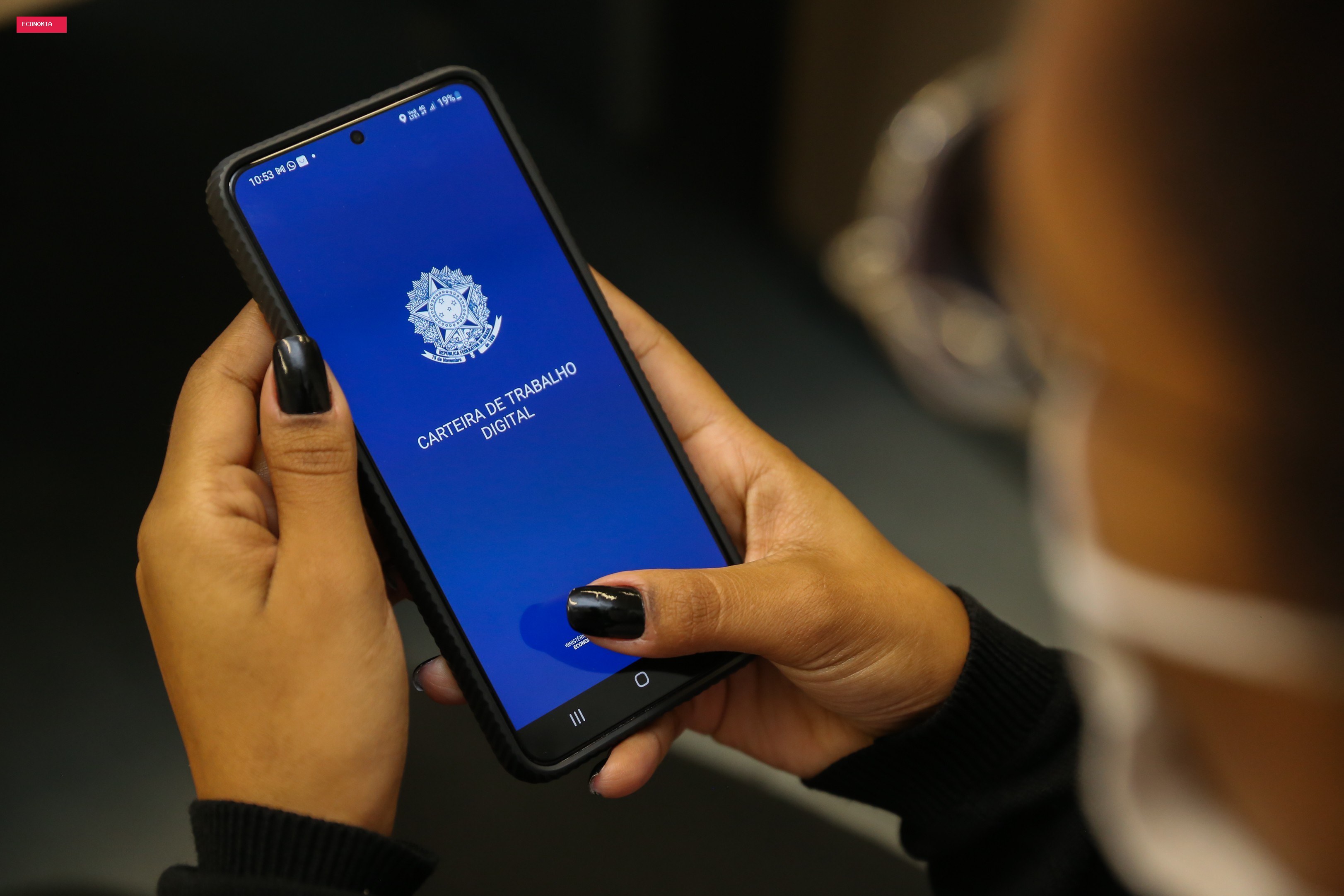 Desemprego cai para 5,3% no trimestre até julho, e número de pessoas ocupadas bate recorde histórico
