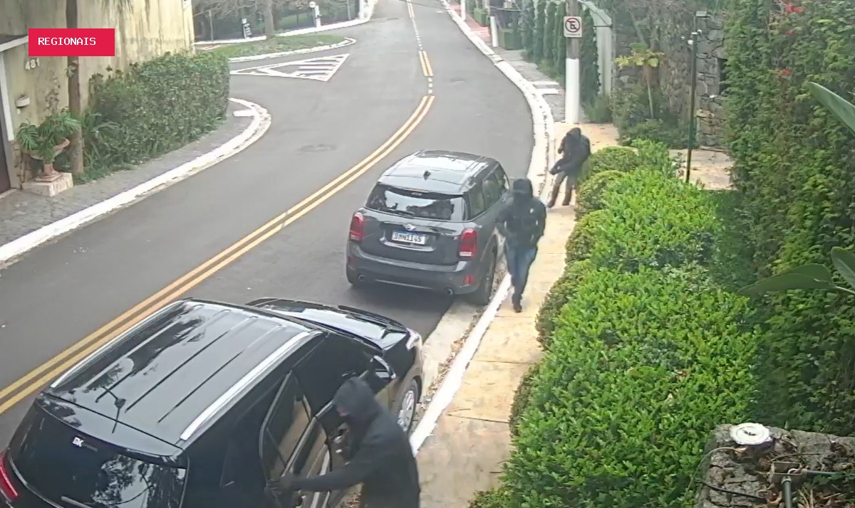 Vídeo mostra criminosos invadindo casa onde viveu Silvio Santos em SP e fugindo com mala