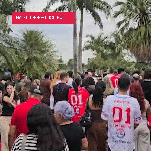 Multidão se despede de aluno de Medicina ao som de batuque que ele compôs