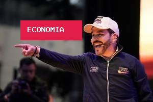 Abelardo De La Espriella, de direita, assume Presidência da Colômbia