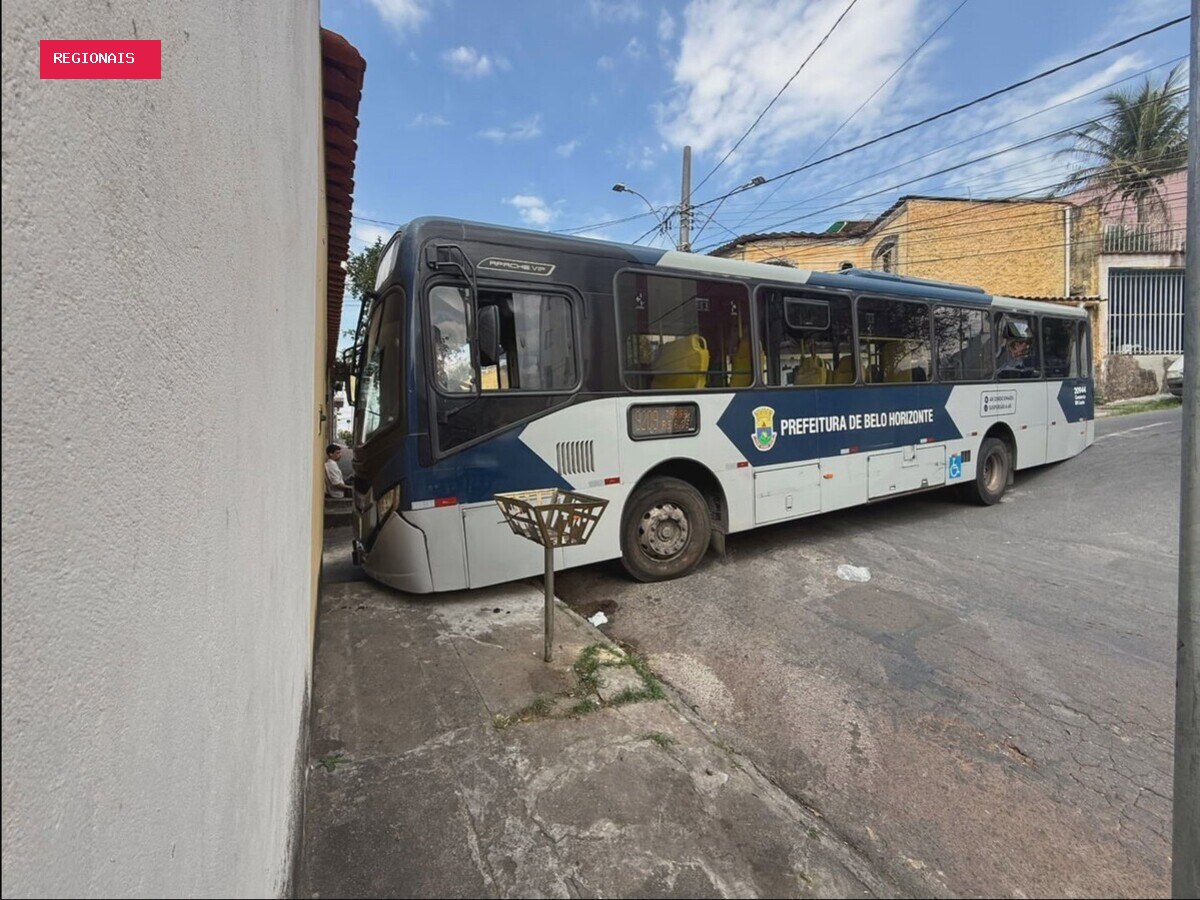 Ônibus fica preso ao asfalto e bloqueia rua em BH; FOTOS