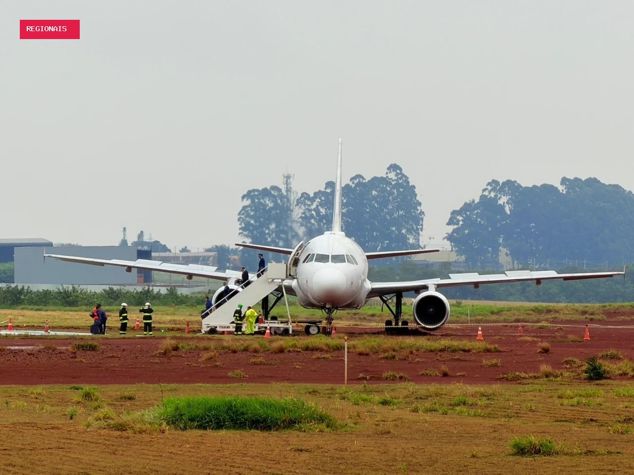 Passageiros comemoram aliviados pouso de avião que saiu da pista no Paraná