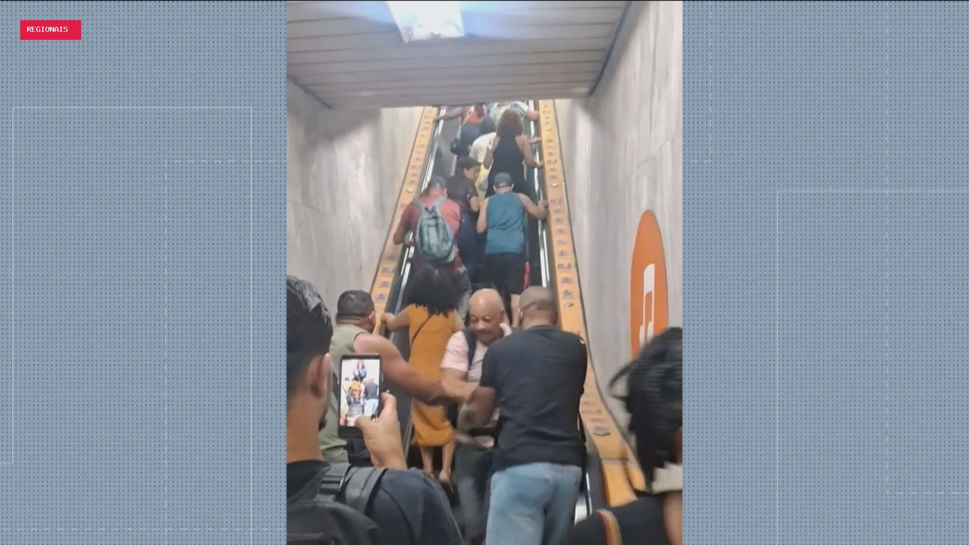 Escada rolante lotada de passageiros muda de direção na Central do Brasil; VÍDEO