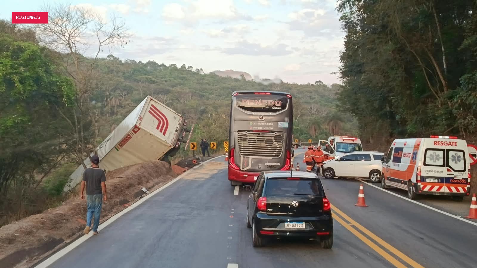 Quatro pessoas ficam feridas em acidente entre carro e carreta na BR-381, em MG