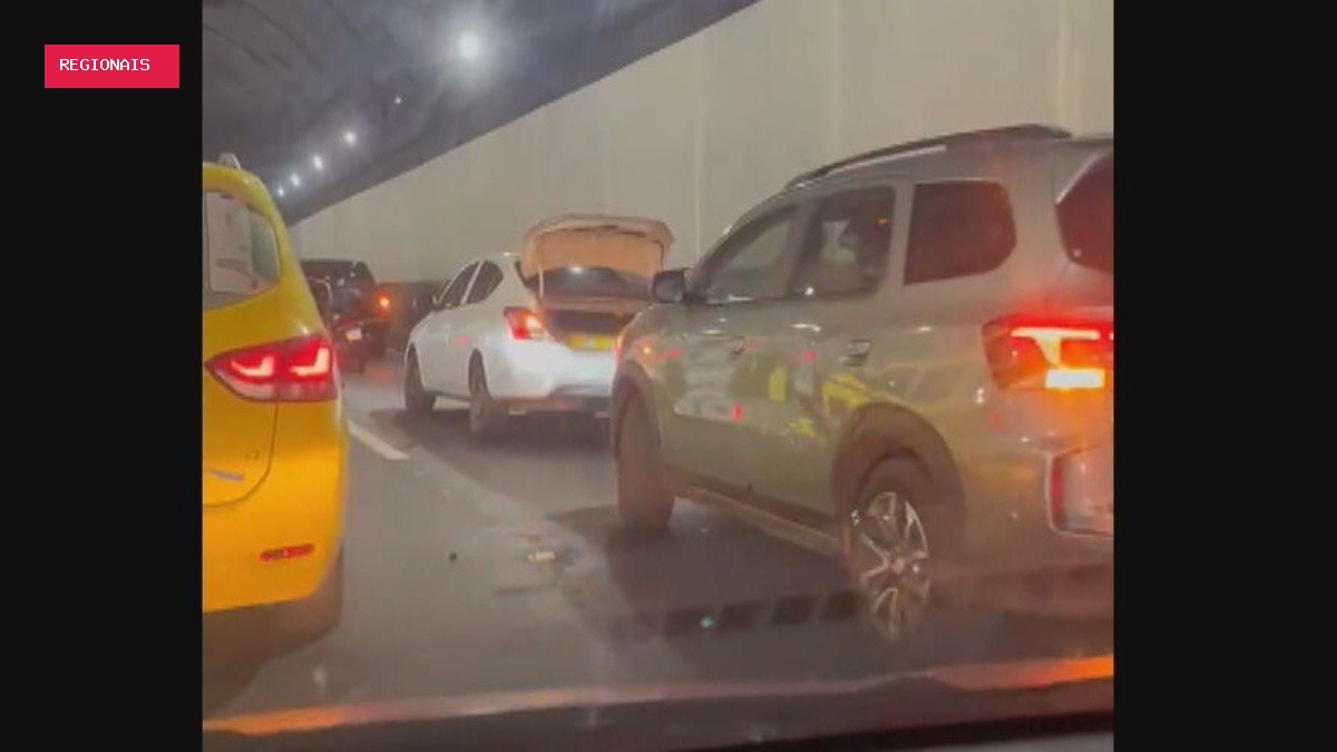 Engavetamento com seis veículos causa retenção no Túnel Rebouças, sentido Zona Sul