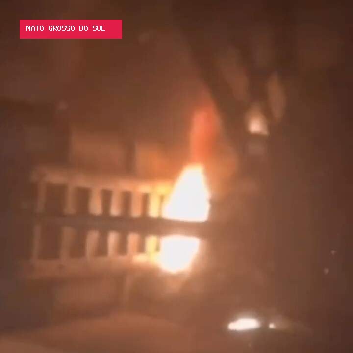 Carreta tomba sobre carro, pega fogo e deixa ao menos 5 mortos