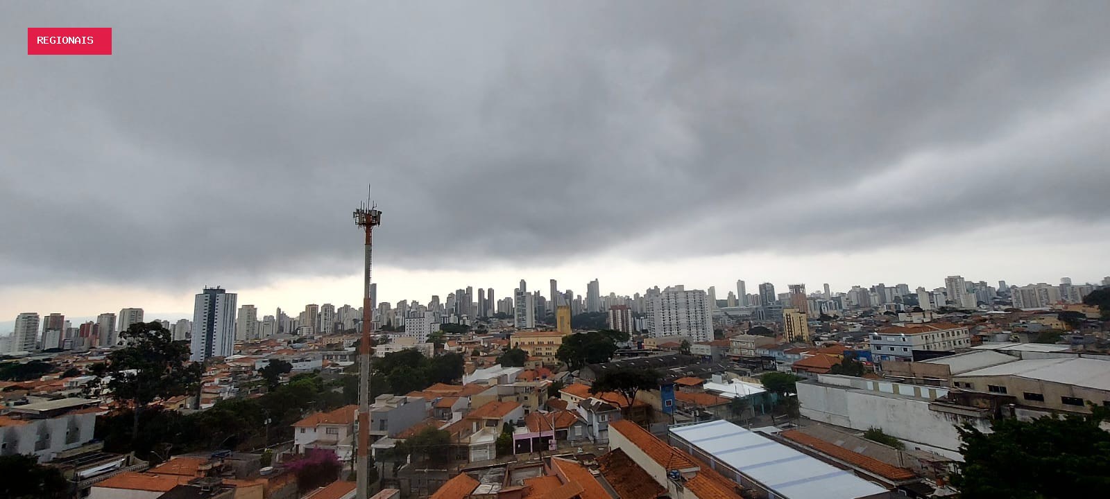 Dia vira noite após tarde abafada, e SP tem chuva e vento forte