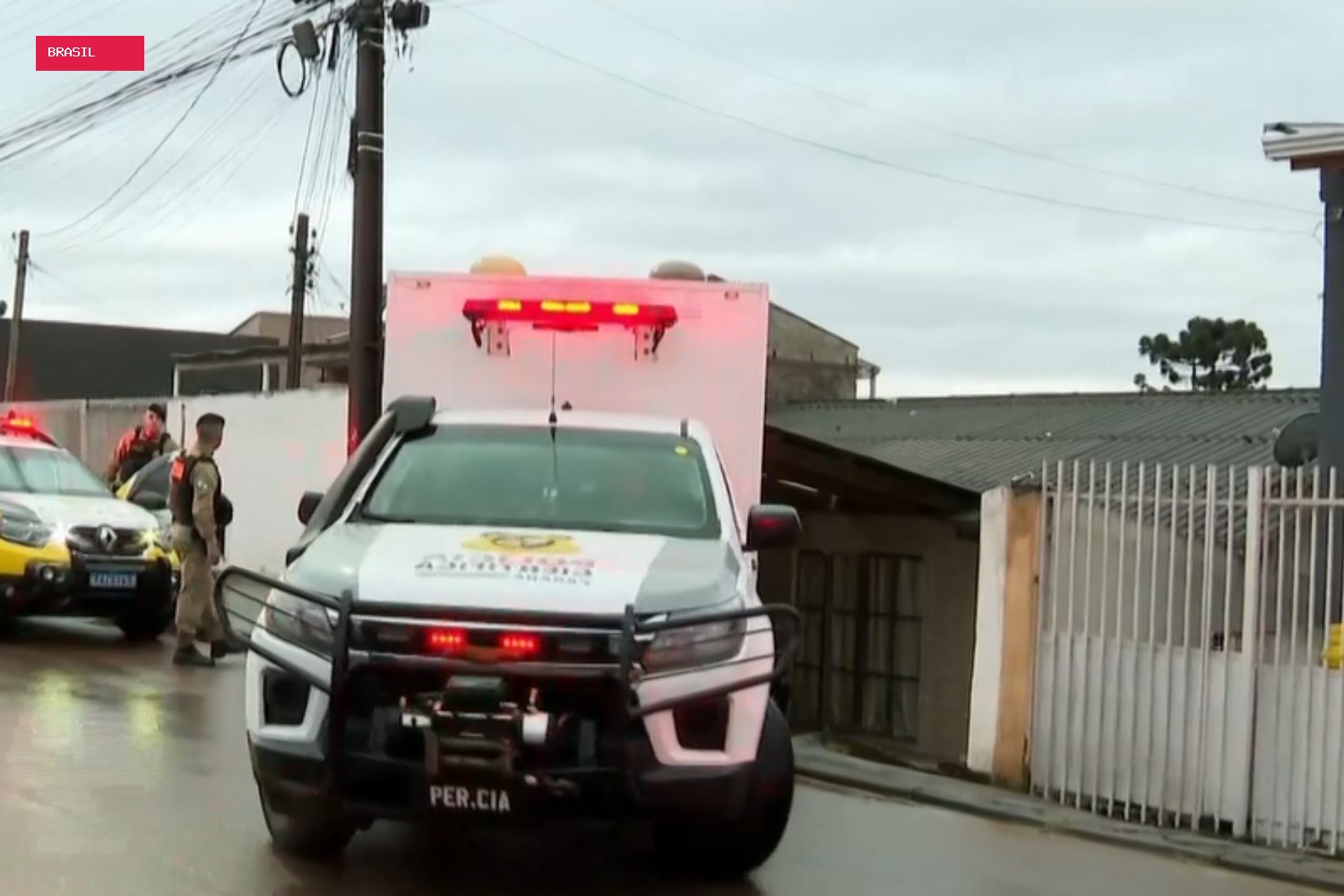 Mulher é morta pelo companheiro com golpe de foice e suspeito foge com filhos que presenciaram o crime na