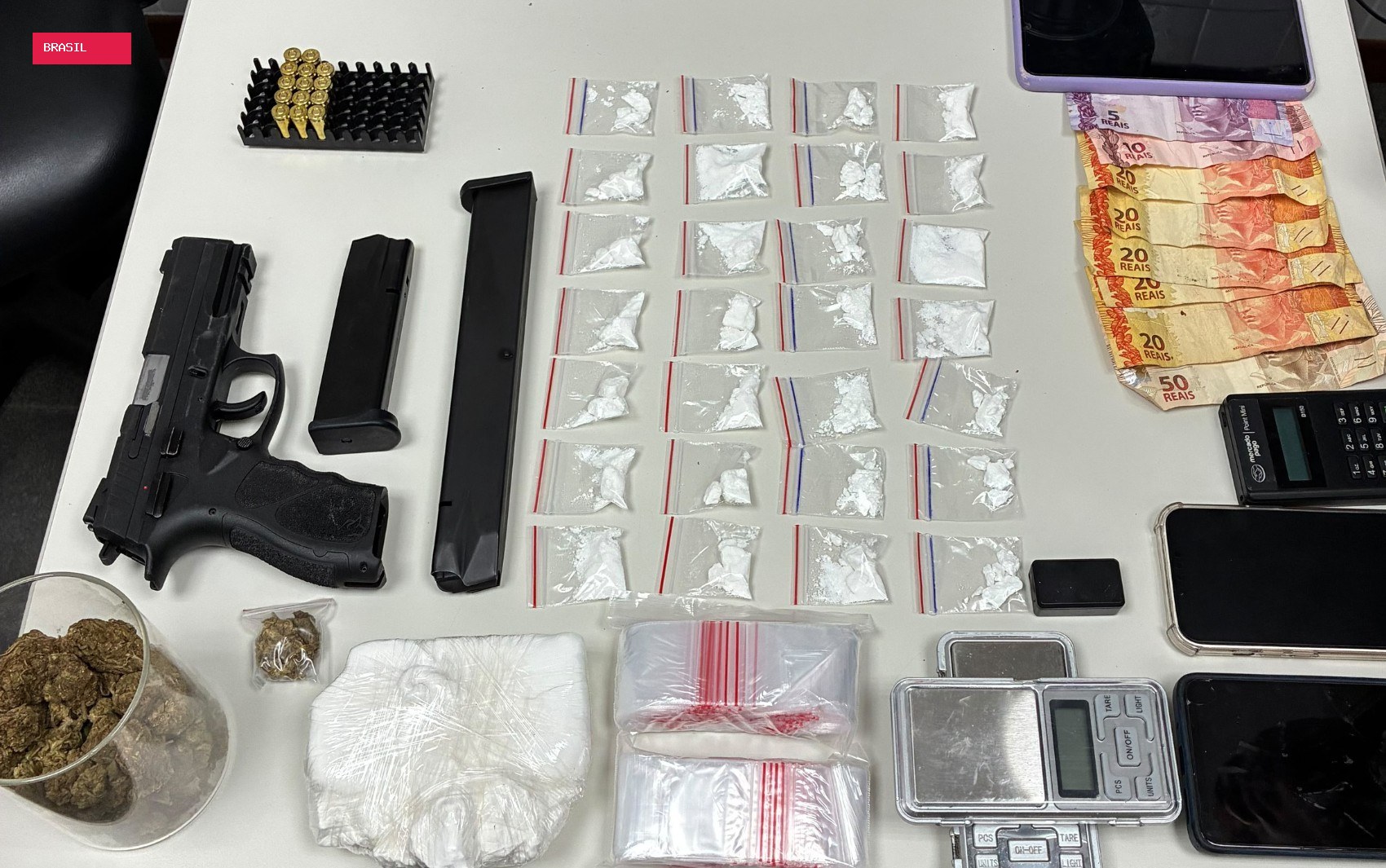 Suspeito de tráfico tenta subornar policiais e é preso com arma e drogas na Bahia