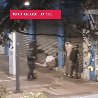 PMs agridem jovens com chutes e batem cabeça de rapaz contra porta em abordagem