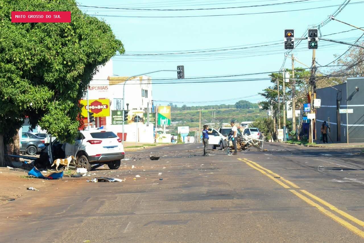 Acidente em cruzamento termina com muro de casa e veículos destruídos