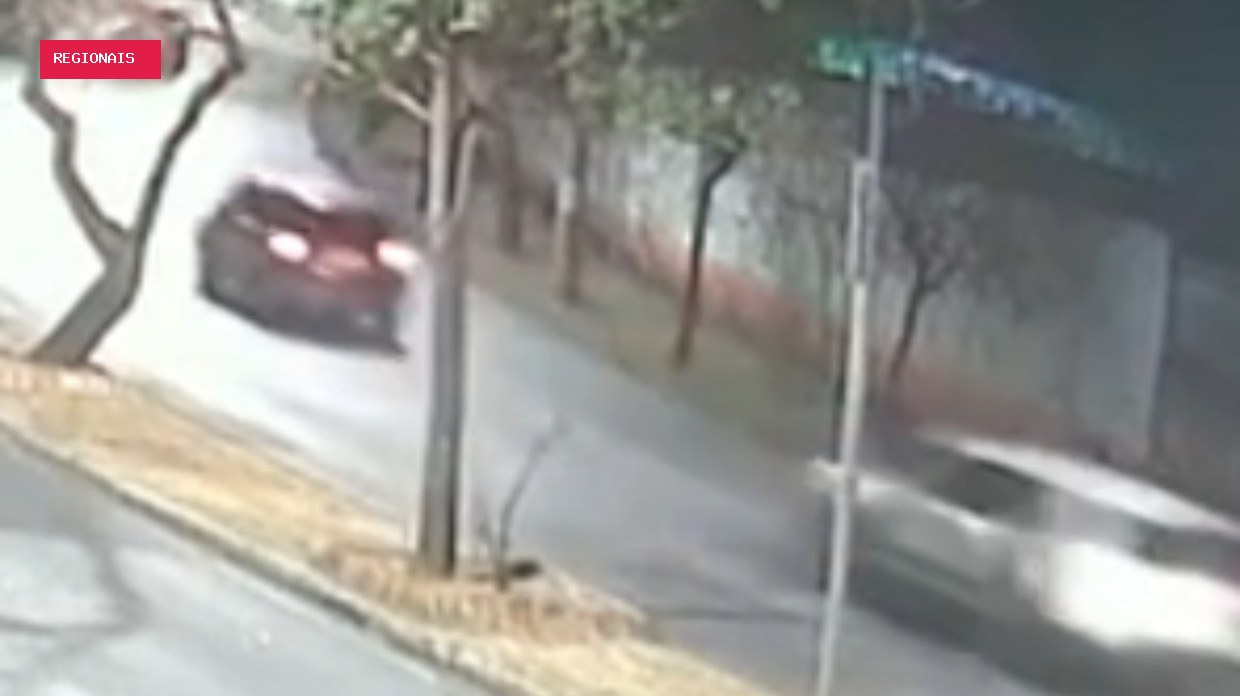 Carro com quatro ocupantes capota em avenida de BH