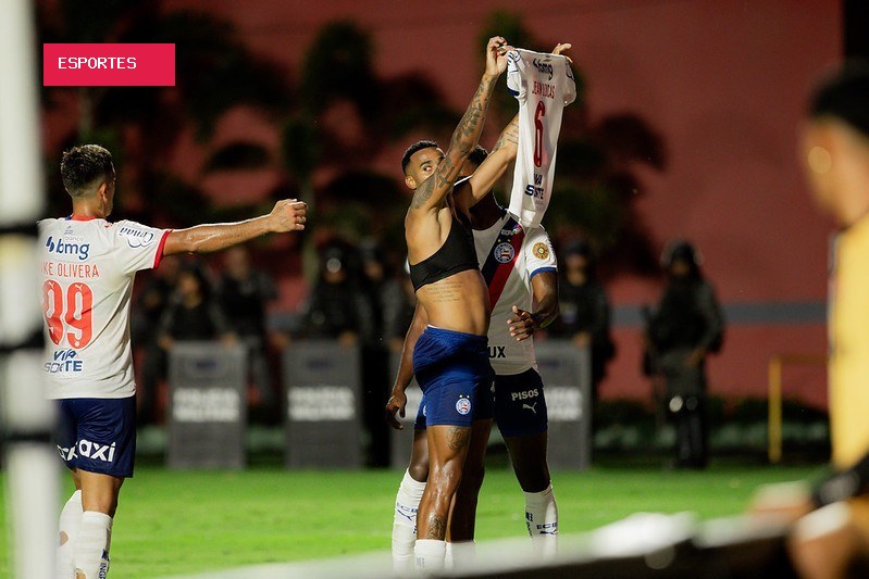 Vitória x Bahia: Cacá é suspenso por duas partidas por tentar rasgar camisa de Jean Lucas