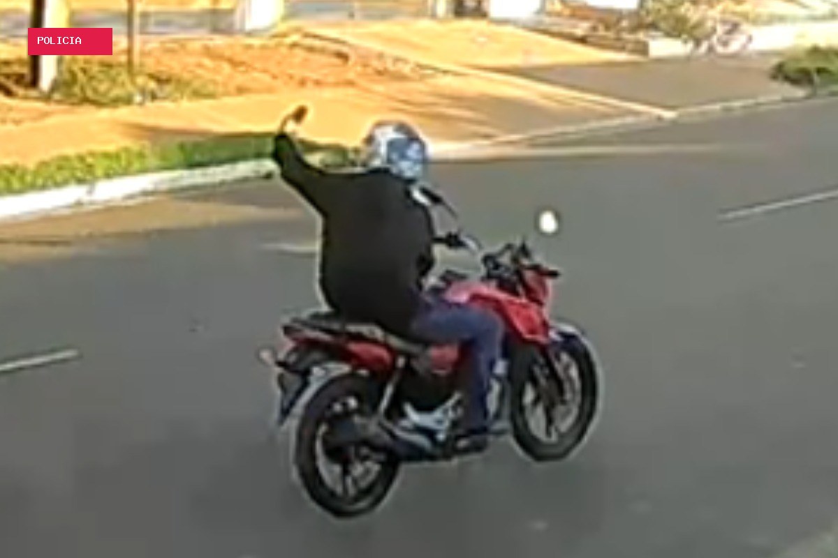 Motociclista se grava pilotando e atropela idoso em MS