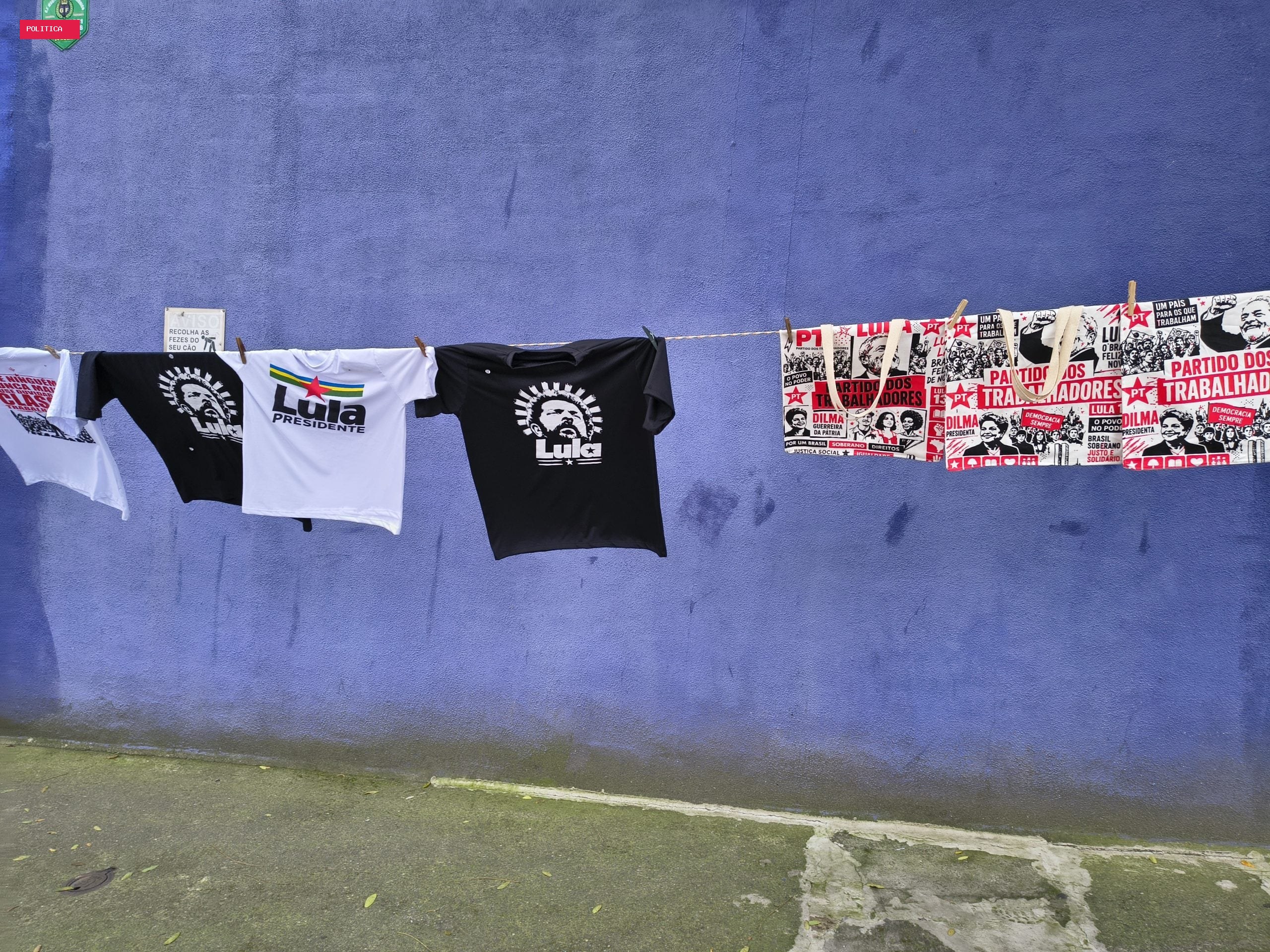 Ambulantes vendem camisas de R$ 50 a R$ 70 e boneco de Lula a R$ 100