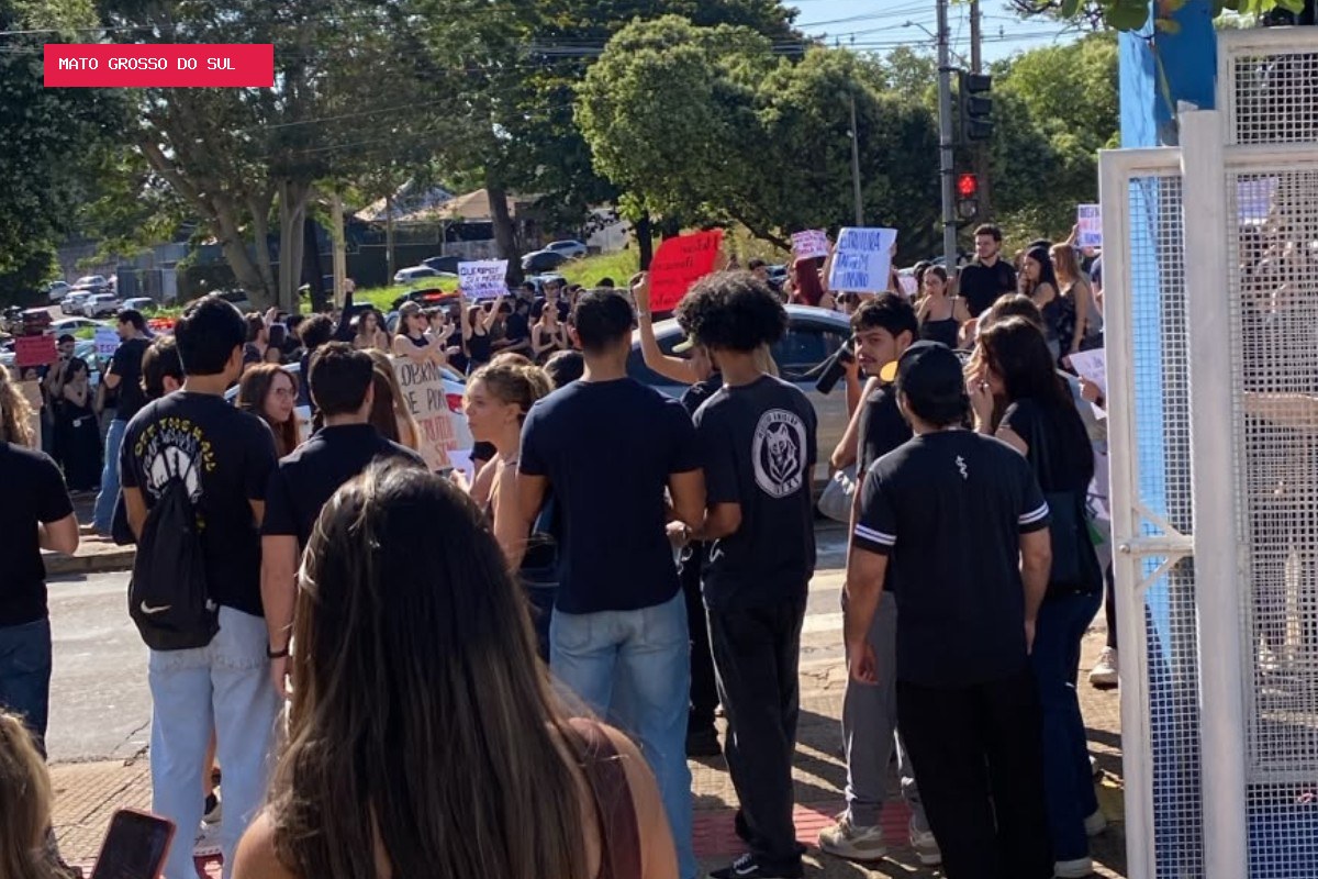 Protesto de alunos de medicina de universidade particular trava trânsito em Campo Grande