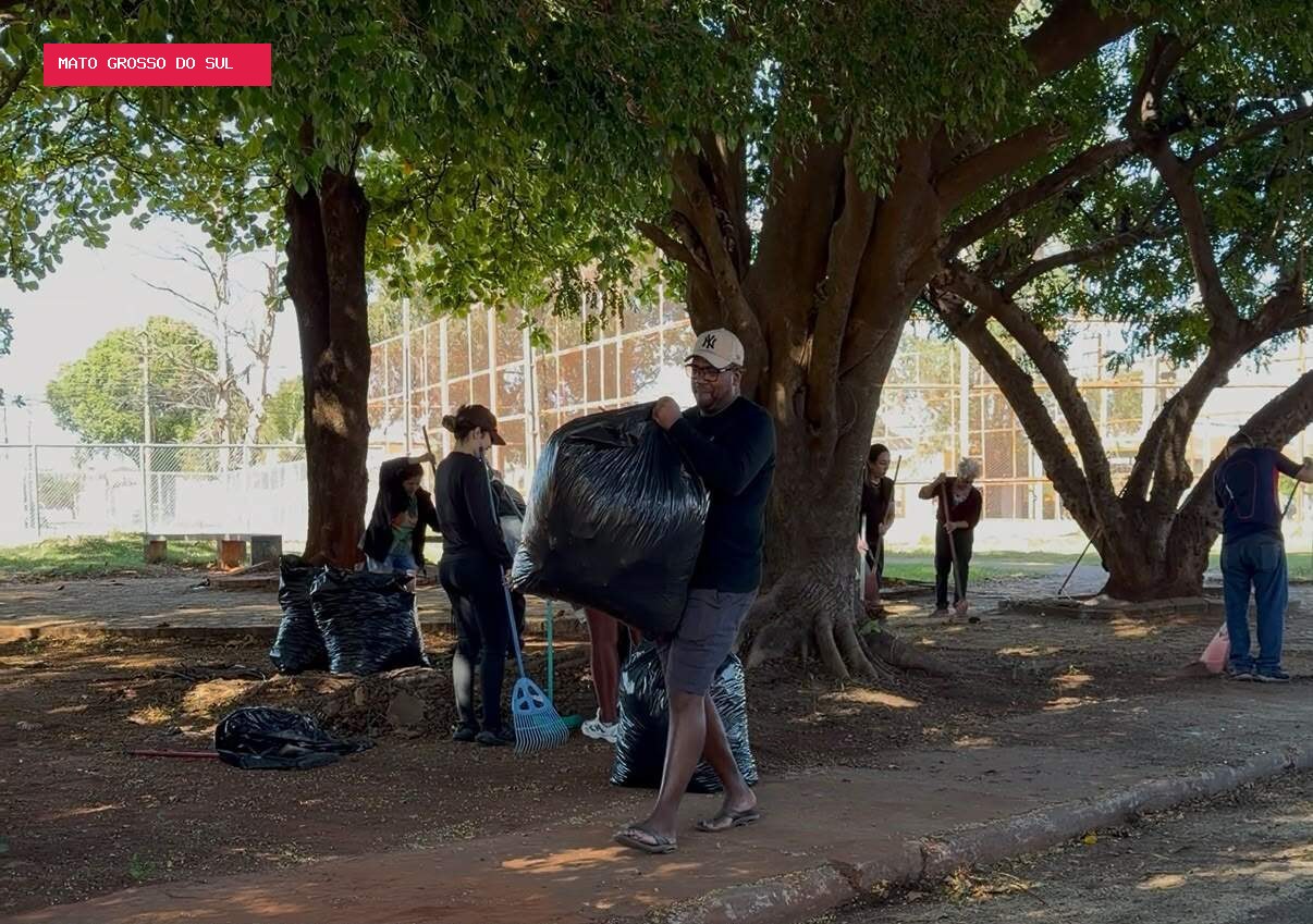 Moradores tiram o fim de semana para colocar a mão na massa e recuperar praça