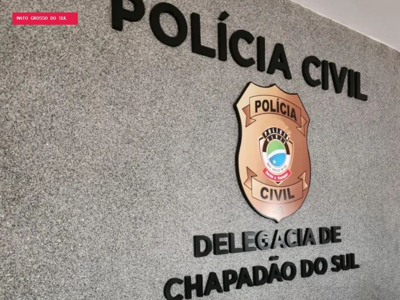 Suspeito obriga adolescente de 12 anos a esconder arma de assassinato para tentar escapar da polícia