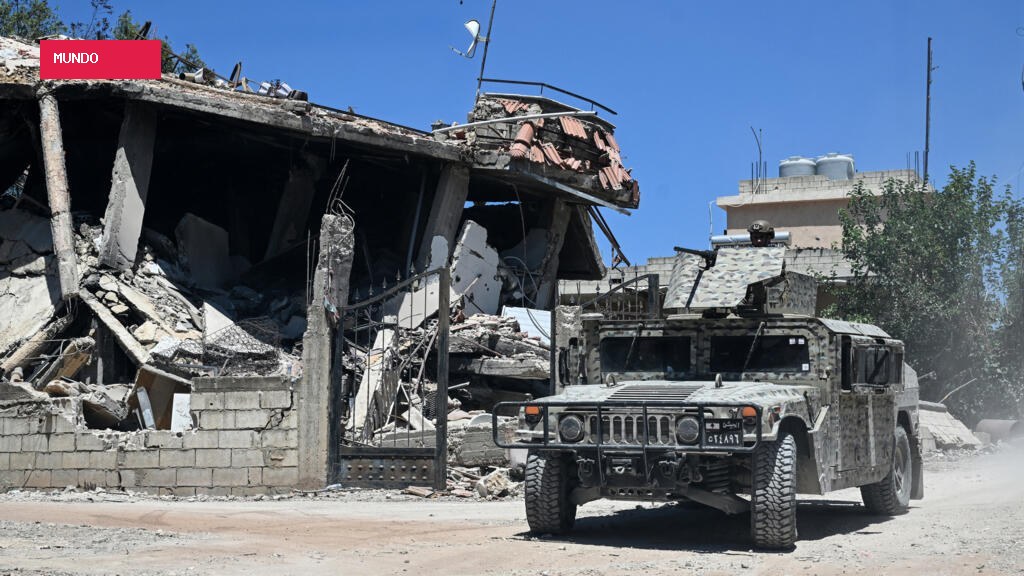 Israeli troops infiltrate Lebanese army-held village and build roadblock, mayor says