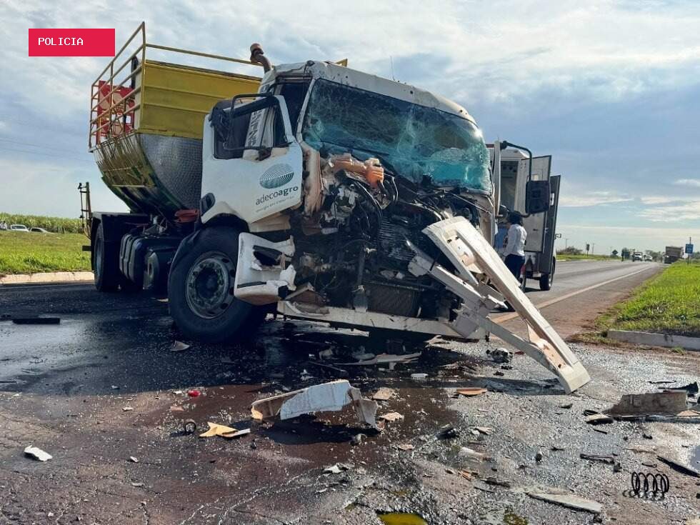 Caminhão-tanque fica destruído em colisão com carreta e motorista sobrevive