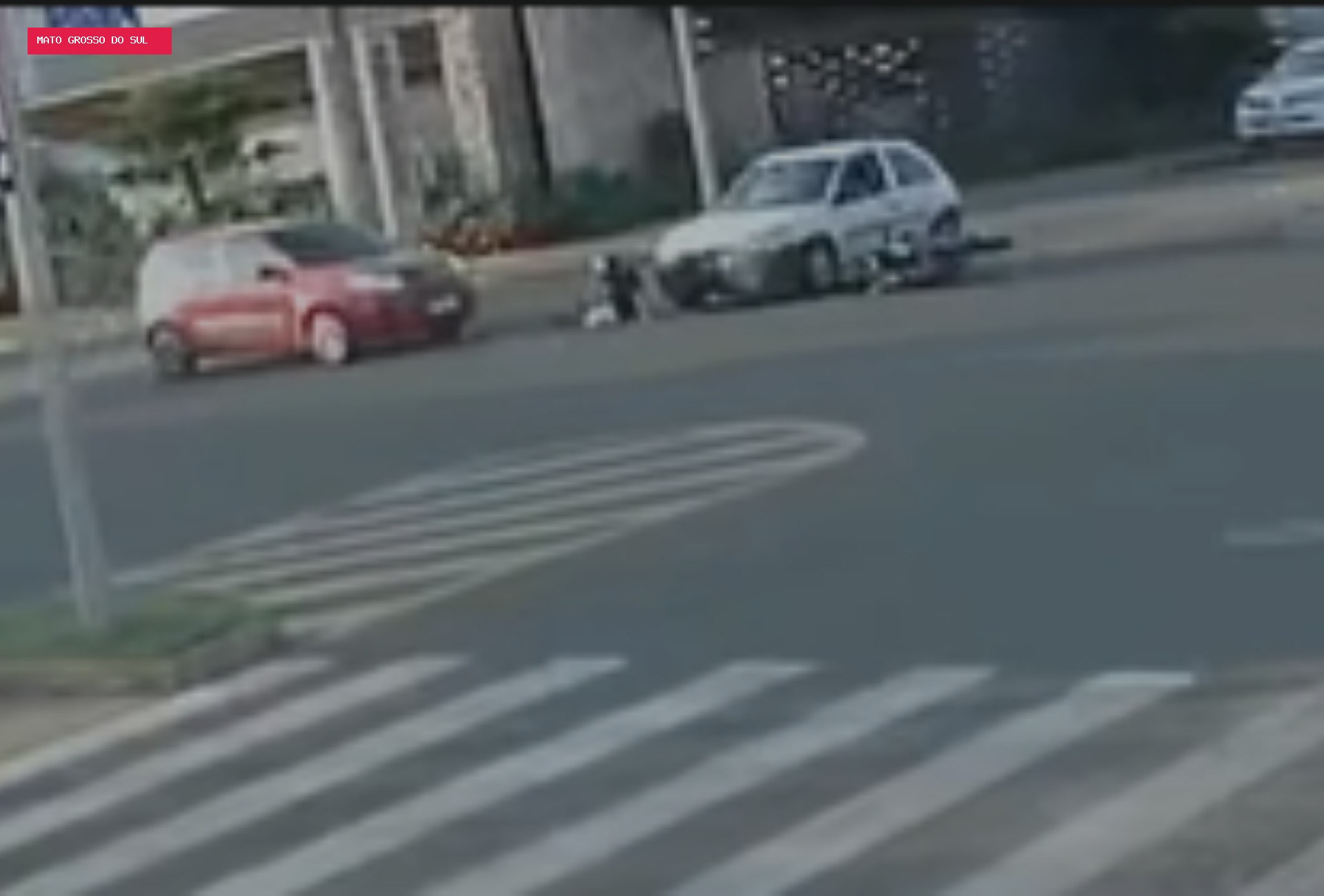 Vídeo mostra batida que matou motociclista entre dois carros em Campo Grande