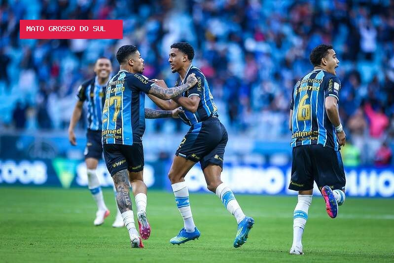 Grêmio vira sobre São Paulo com gol de falta e deixa zona de rebaixamento