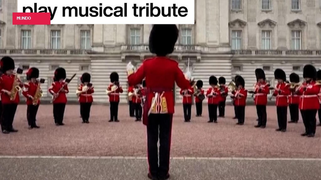 Dolly Parton: Buckingham Palace guards play musical tribute