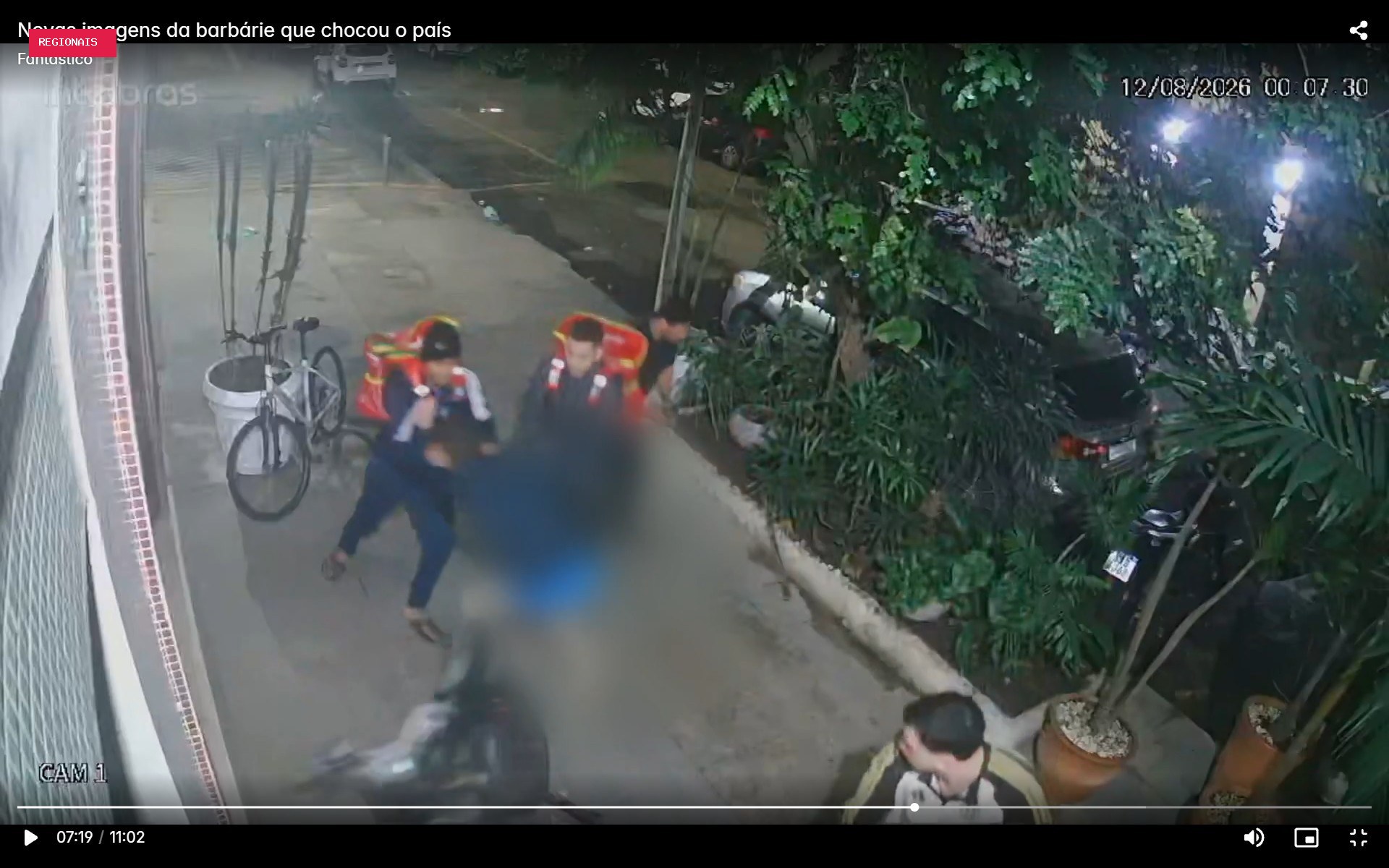 Polícia tenta identificar 5° envolvido no linchamento de Cláudio Rafael; imagens mostram homem dando chutes