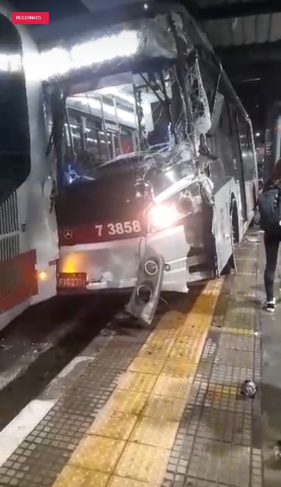 Motorista esquece de puxar freio de mão, tenta parar ônibus e é atingido pelo próprio veículo no Terminal