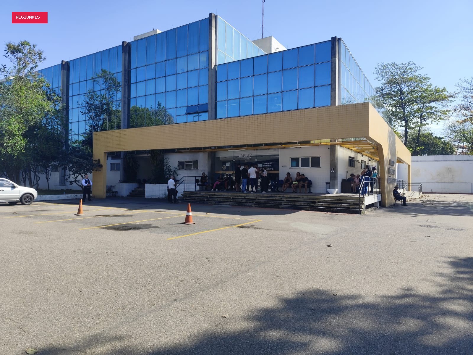Parentes de colombianas mortas em queda de helicóptero aguardam liberação de corpos no IML do Rio