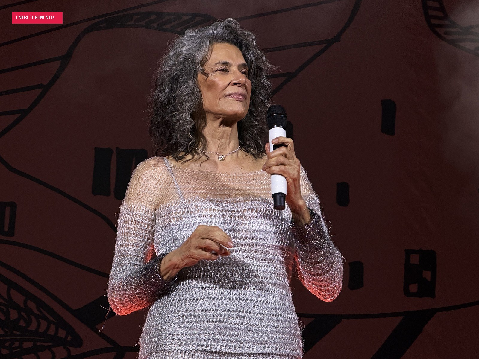 Simone veste muito bem a 'nova roupa colorida' de Ana Frango Elétrico no frescor do show 'Que mulher é