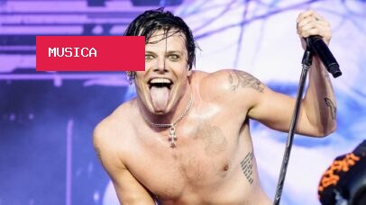 Yungblud surfa na plateia em uma cadeira de rodas enquanto se apresenta com a perna quebrada