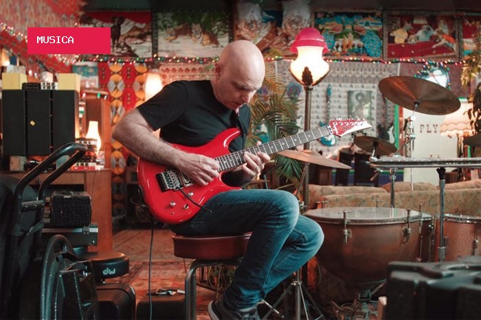 Joe Satriani fala sobre seu amor pelo Jethro Tull em artigo