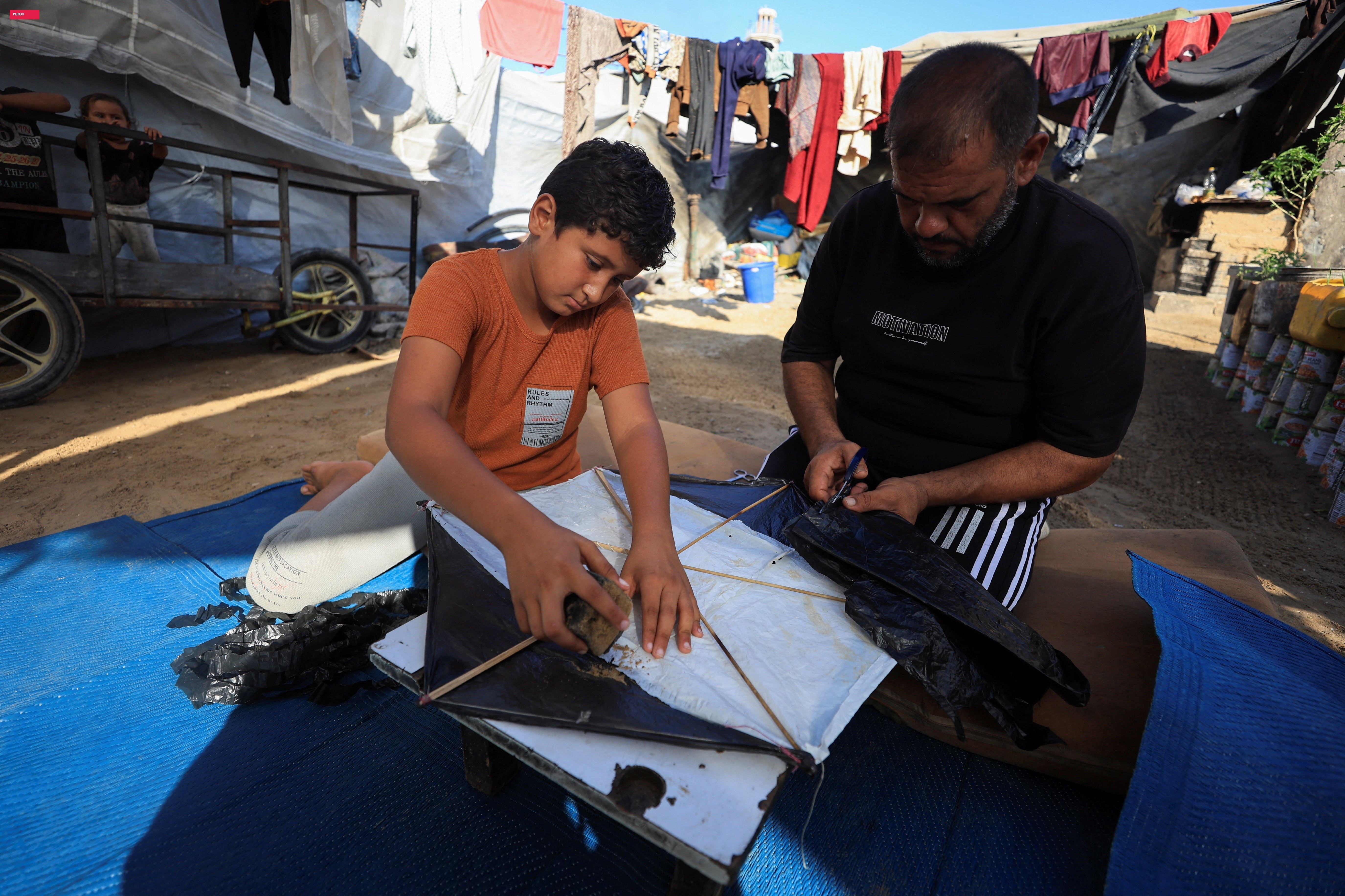 Crianças palestinas são proibidas de soltar pipa em Gaza após Israel ameaçar novos ataques por causa de