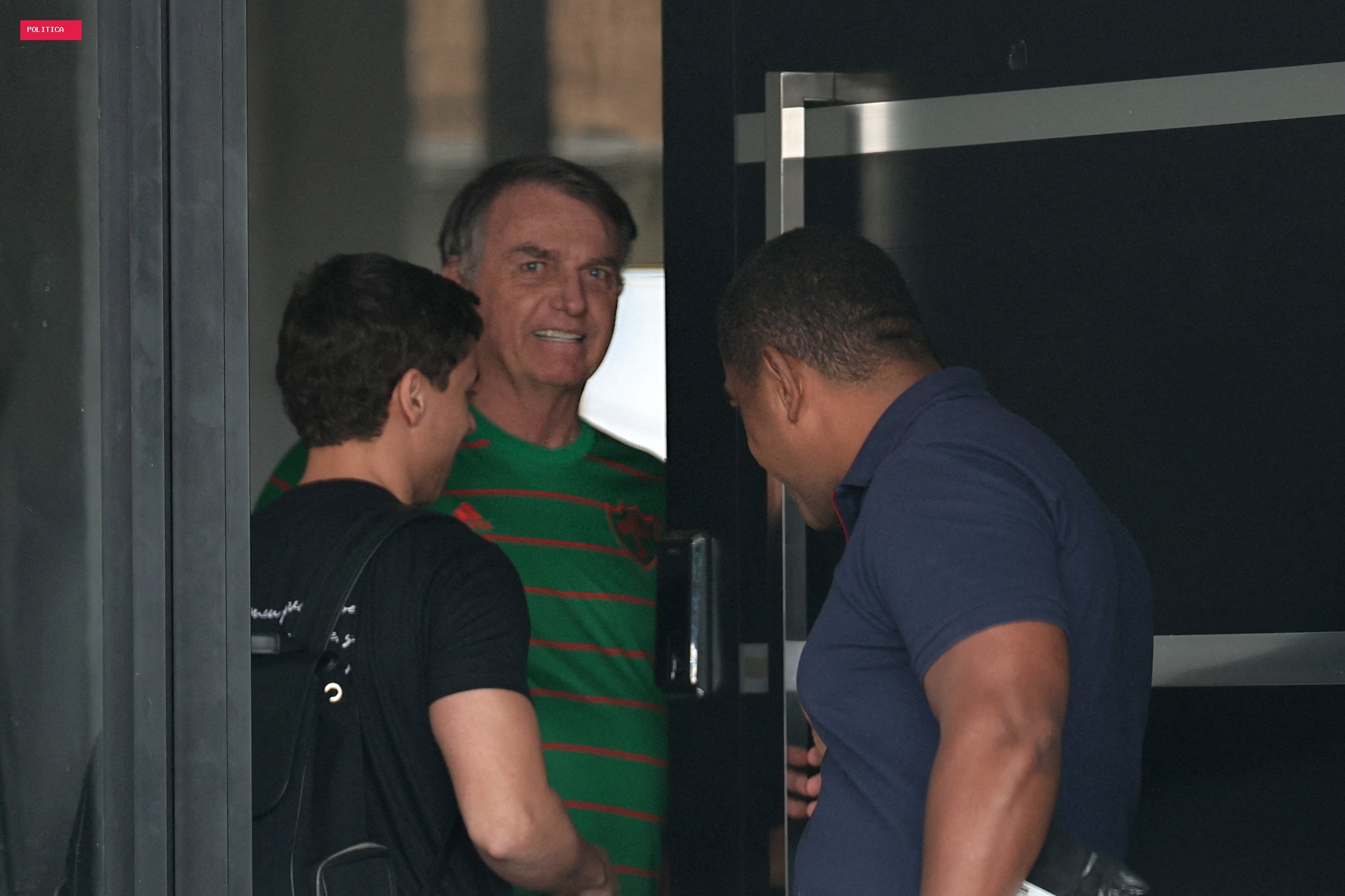 Moraes rejeita pedido da defesa de Bolsonaro para receber visitas de filhos no Dia dos Pais