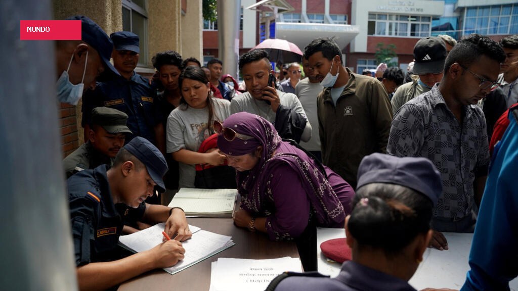 Nepal: Relief camp shelters grieving families