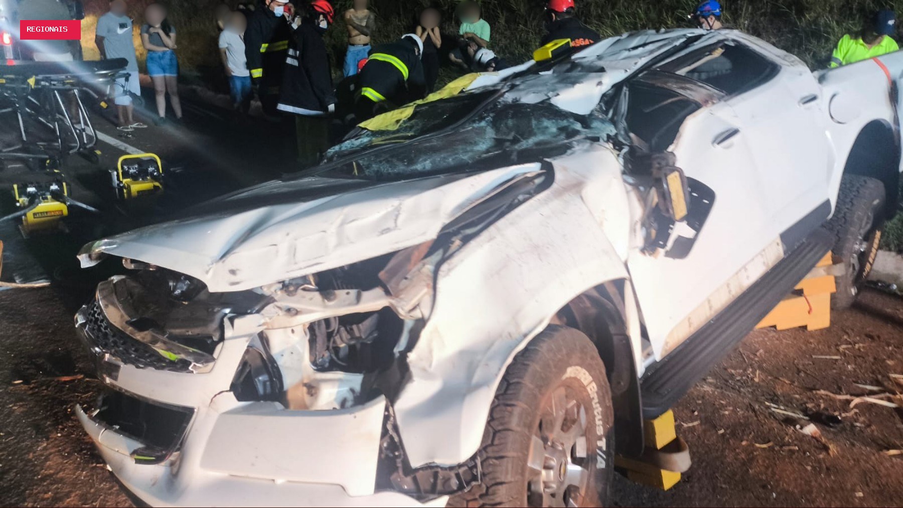 Adolescentes capotam caminhonete e são atingidos por caminhão na BR-376, no PR; um morreu e outro ficou
