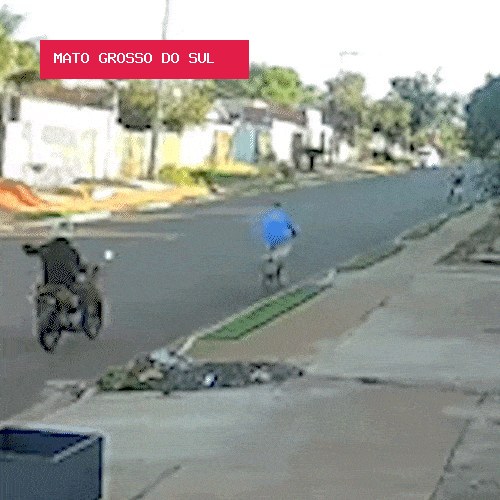 Idoso é atropelado por motociclista que se filmava com celular